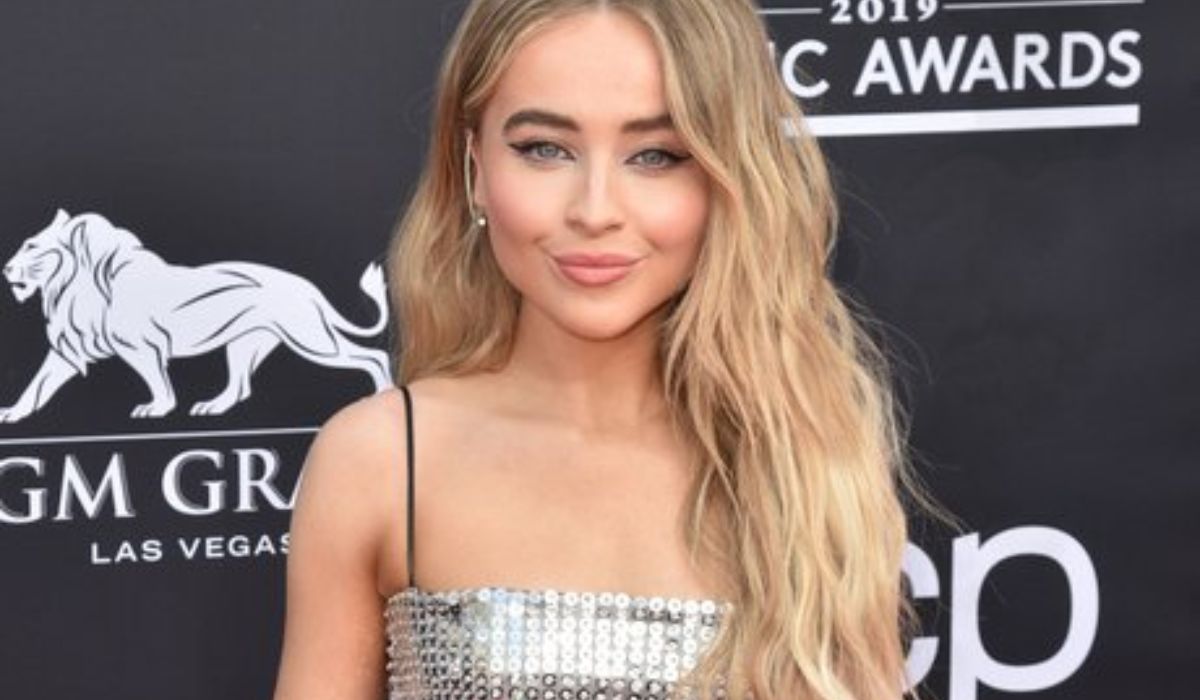 Sabrina Carpenter's Height in Public Appearances